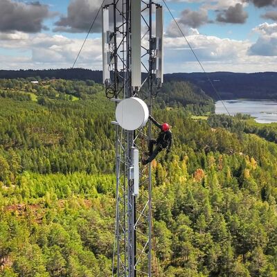 आउटडोर विभिन्न तापमानों पर उच्च प्रभाव शक्ति केवी मान सुनिश्चित करने वाले स्टील ग्रेड से निर्मित गाइडेड वायर टॉवर