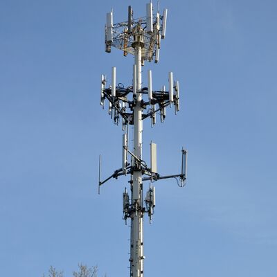 अस्पताल परिसर के लिए 13 22 30 मीटर इंटीग्रेटेड प्लेटफॉर्म मोनोपोल कम्युनिकेशन टॉवर