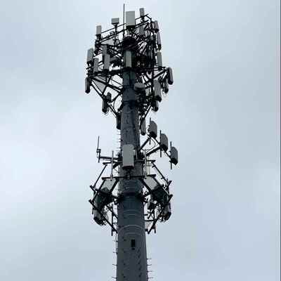 18 25 36 मीटर हॉट डिप गैल्वेनाइज्ड मोनोपोल टॉवर अस्पताल परिसर के लिए क्लाइंबर में निर्मित