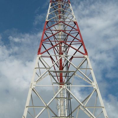उच्च संकल्प त्रिभुज रेडियो दूरसंचार 3 पैर ट्यूबलर स्टील टॉवर 40M/S