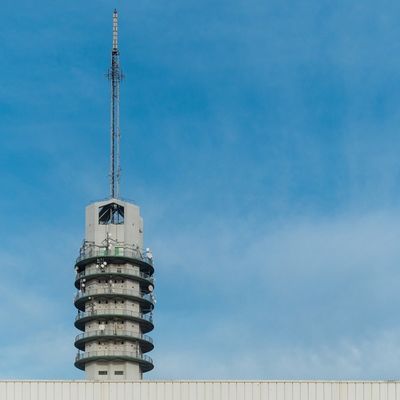 छत पर 3 पैरों वाला ट्यूबलर स्टील टॉवर