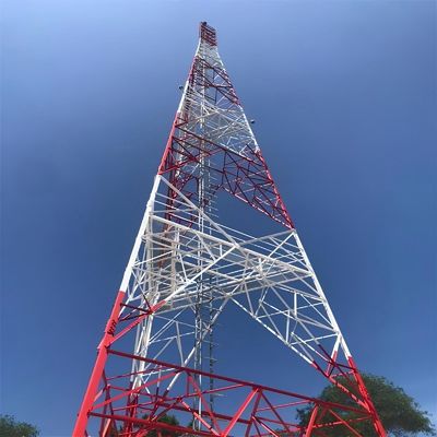 दूरसंचार आश्रय डिजाइन 60 मीटर 4 पैरों वाला कोणीय इस्पात टावर कोण जाली रेडियो एंटीना 4 जी वायरलेस उपकरण