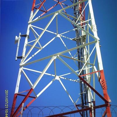 3 पैरों वाला कोणीय स्टील टावर त्रिकोणीय वायरलेस संचार टावर जिसमें संरचनात्मक स्टील ग्रेड शामिल हैं जिनमें ASTM A36 श्रृंखला शामिल है