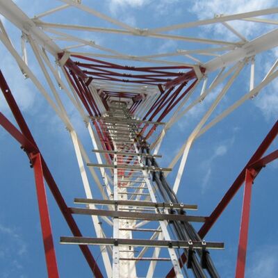 3 पैरों वाला कोणीय स्टील टावर त्रिकोणीय वायरलेस संचार टावर जिसमें संरचनात्मक स्टील ग्रेड शामिल हैं जिनमें ASTM A36 श्रृंखला शामिल है