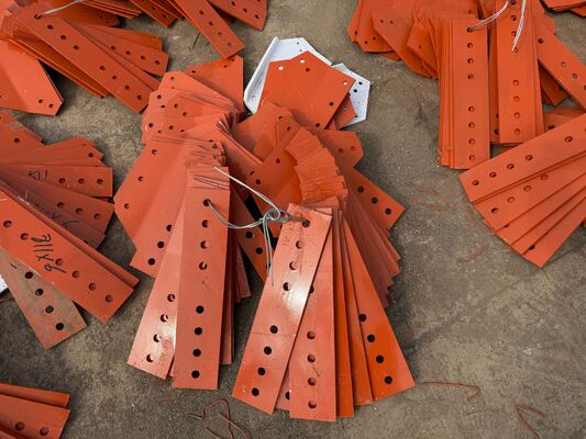 दूरसंचार के लिए चार पैरों वाला कोणीय इस्पात जाली टावर