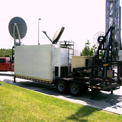 आउटडोर दूरबीन जस्ती स्टील 15 20 30M 5G 4G वाईफाई आपातकालीन संकेत बूस्टर संचार टॉवर