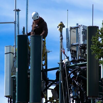 मोनोपोल टॉवर बढ़ी हुई स्थायित्व के लिए 360 से 630 मेगापासकल तक के तनाव शक्ति के साथ डिज़ाइन किया गया दूरसंचार टॉवर