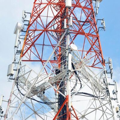 वायरलेस संचार के लिए उच्च-प्रदर्शन 5G रेडियो 4-पैर वाली कोणीय एंटीना टॉवर