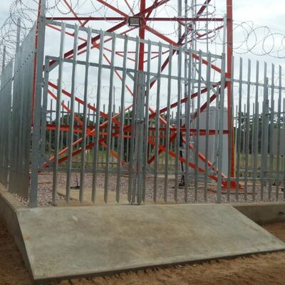 ऊर्जा भंडारण के साथ सौर ऊर्जा एंटीना टॉवर सेल्फ सपोर्टिंग गैल्वनाइज्ड 20 30 40M 4G 5G मस्तूल