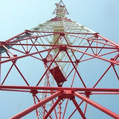 मजबूत 3 टांगों वाला ट्यूबलर स्टील टॉवर, उच्च तन्यता वाले स्टील निर्माण के साथ 4जी 5जी माइक्रोवेव और सुरक्षा प्रणालियों के लिए उपयुक्त