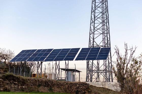 आपातकालीन संचार के लिए गैल्वनाइज्ड स्टील और बैटरी बैकअप के साथ 15 22 38M 4 लेग्ड एंगुलर ऑफ-ग्रिड सोलर लैटिस टेलीकॉम टॉवर