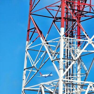 तटीय उच्च पवन क्षेत्र के लिए 40M 80M Q355 स्टील 4 लेग्ड टेलीकॉम टॉवर जस्ती पवन प्रतिरोधी