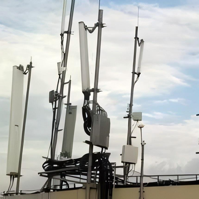 छोटे बेस फ़ुटप्रिंट और गैल्वनाइज्ड स्टील के साथ शहरी 5G छोटे सेल घनत्व के लिए 25M 30M 40m हल्के छत मोनोपोल टॉवर