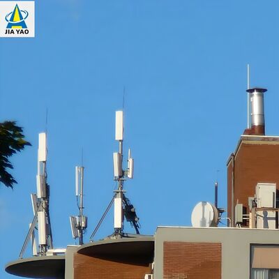 छोटे बेस फ़ुटप्रिंट और गैल्वनाइज्ड स्टील के साथ शहरी 5G छोटे सेल घनत्व के लिए 25M 30M 40m हल्के छत मोनोपोल टॉवर